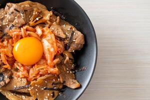 fläsk bulgogi risskål med kimchi och koreanska syltade ägg foto