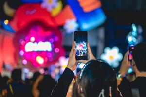 människor innehav smart telefon och inspelning och fotografering i konsert , silhuett av händer med mobil , händelse bakgrund begrepp foto