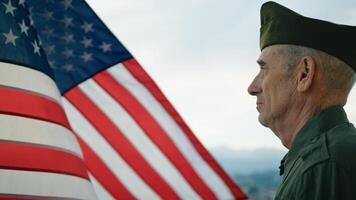 äldre man stå mot amerikan flagga för veteraner dag Semester foto