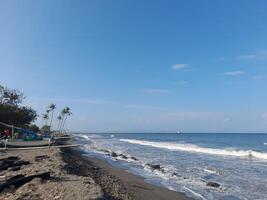 de vit moln på de blå himmel är perfekt för de bakgrund. skys på lombok ö, indonesien foto