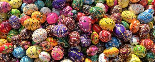 skön färgrik dekor för påsk. traditionell påsk målad färgrik ägg. selektiv fokus. foto
