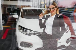företag kvinna köper en bil på en bil återförsäljare foto