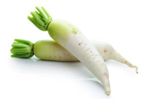 daikon rädisor isolerad på vit bakgrund foto