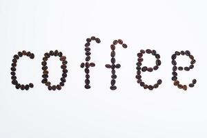 ord kaffe tillverkad från kaffe bönor isolerat på vit bakgrund foto