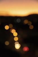 färgrik och suddig fotografera av stad lampor på solnedgång foto