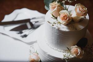 en underbar bröllop kaka detalj. de blommor se verklig, men är verkligen ätlig socker blommor foto