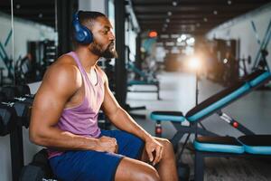 vikt Träning afrikansk håller på med bodybuilding i Gym. foto