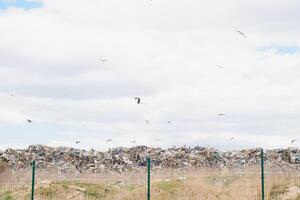 skrot högen - skrot metall redo för återvinning med blå himmel foto