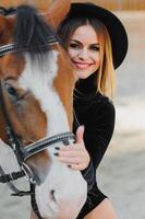 porträtt av ung Söt glad kvinna med häst på sommar foto