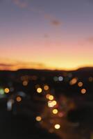 färgrik och suddig fotografera av stad lampor på solnedgång foto