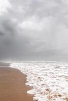 storm över de strand foto