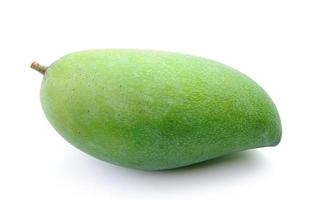 grön mango isolerad på en vit bakgrund