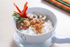 nasi mangkuk asam pedor ikan laut eller kryddad sur skaldjur ris skål foto