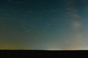 blå mörk natt himmel med många stjärnor. Plats bakgrund foto