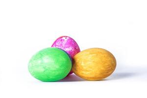 färgrik påsk ägg isolerat på vit bakgrund med klippning väg. Lycklig påsk foto
