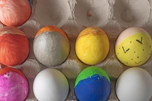 påsk ägg målad i ljus färger i en kartong låda. Lycklig påsk begrepp. foto
