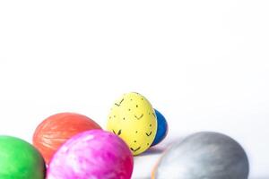 färgrik påsk ägg på vit bakgrund med kopia Plats för text. foto