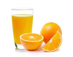 färsk apelsin och glas med juice foto