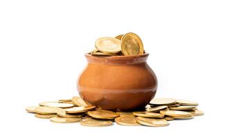 en pott full av guld mynt isolerat på vit bakgrund, pengar sparande begrepp. foto