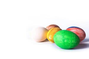färgrik målad påsk ägg isolerat på vit bakgrund med kopia Plats foto