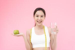 smal kropp asiatisk kvinnor välja friska mat, bantning kvinna välja grön äpple för diet. Bra friska mat. vikt tappa bort, balans, kontrollera, minska fett, låg kalorier, rutiner, träning, kropp form foto
