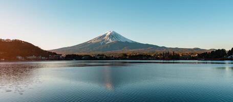 montera fuji på sjö Kawaguchi i de morgon- soluppgång. mt fujisan i fujikawaguchiko, yamanashi, japan. landmärke för turister attraktion. japan resa, destination, semester och montera fuji dag begrepp foto