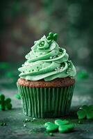 ai genererad Patricks dag muffin med grön glasyr och en klöver på en grön bakgrund foto