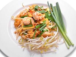 thailändsk matkudde thai, stir fry nudlar med räkor foto