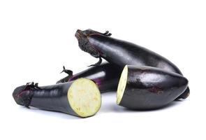 aubergine eller aubergine grönsak på vit bakgrund foto