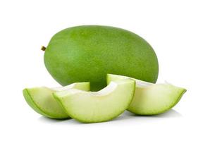 grön mango på vit bakgrund