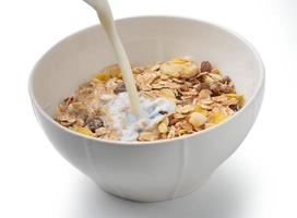 hälsosam frukost med mjölk, müsli foto