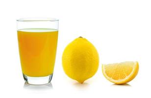 citronsaft i ett glas och citron isolerad på vit bakgrund foto