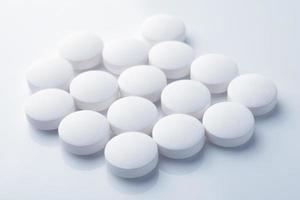 vita piller på vitt foto