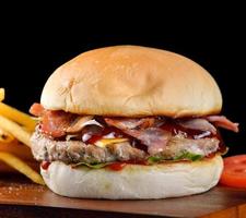 smaskig kött hamburgare på träbord foto