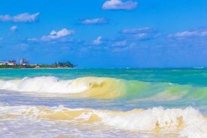 tropisk mexikansk strand vågor turkost vatten playa del carmen mexico. foto