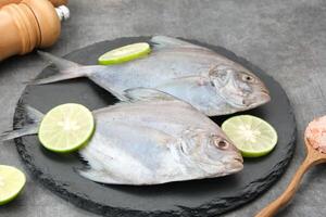 ikan dorang eller ikan bawal putih, mat förberedelse foto