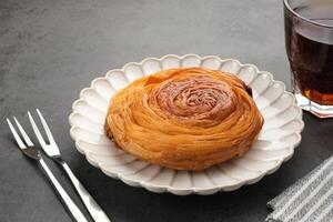 kouign amann, bakverk med en lager av ljuv kola med en knaprig textur foto