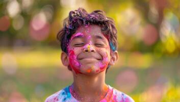 ai genererad indisk pojke täckt i färgrik pulver fira de hindu Semester holi foto