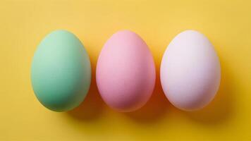 ai genererad tre påsk ägg pop- mot en glad gul bakgrund foto