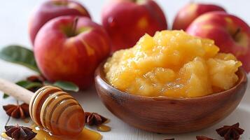 ai genererad honung med äpple frukt mosad i en skål på en trä- tabell foto