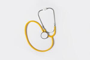 gul stetoskop på en ljus bakgrund, topp se. medicinsk instrument. hälsa dag. foto