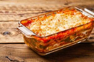 ugn bakad vegetarian lasagne eras i maträtt isolerat på tabell topp se av arabicum gott fasfood foto