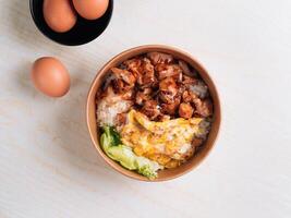 kyckling don med ris, ägg eras i japansk stil mat uppsättning topp se på grå bakgrund foto