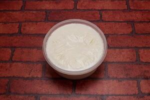 sur yoghurt eller tok doi eras i pott isolerat på bakgrund topp se av bangladeshiska efterrätt mat foto