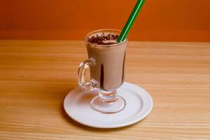 Kafé mocka eras i glas isolerat på tabell topp se bangladeshiska dryck foto