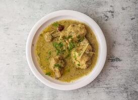 kyckling vit karahi eras i en tallrik isolerat på bakgrund topp se av indisk och pakistansk desi mat foto