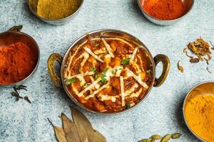 chana masala eller chola skysås med chili sås eras i en maträtt isolerat på grå bakgrund topp se av bangladesh mat foto