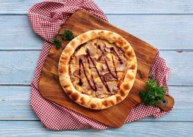 hemlagad italiensk bbq bacon pizza kyckling med sås på trä- tabell topp se av italiensk snabb mat foto