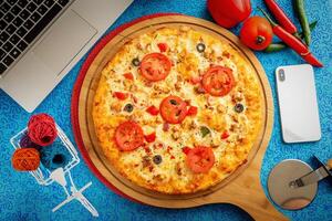 peri peri varm och sur pizza med tomat sås och mayo isolerat på trä- styrelse topp se av italiensk mat på trä- bakgrund foto