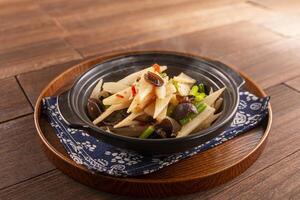 kinesisk jams gryta med vitlök kärna och svart svamp eras maträtt isolerat på trä- tabell topp se av hong kong mat foto